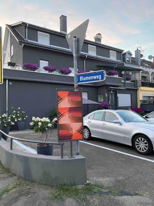 Preiswertes Stilvolles Zimmer Im Privaten Haus Mit Grossem Schoenem Modernem Gemeinschaft Badenzimmer Lorrach Ngoại thất bức ảnh
